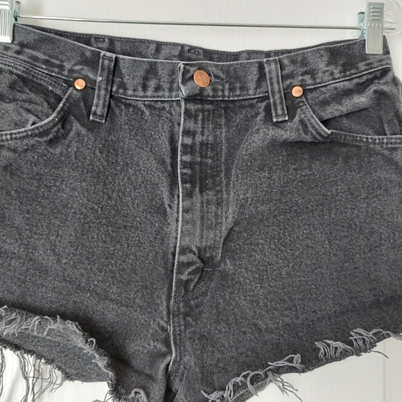 Wrangler Cut off Shorts Size Waist 32 Black - Picture 2 of 8